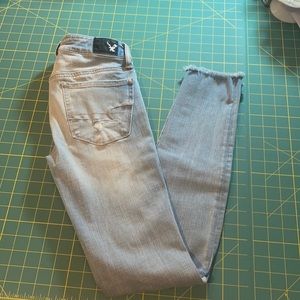 American Eagle Skinny jeans distressed w/distressed hem